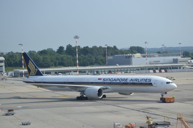 Boeing 777-200 —