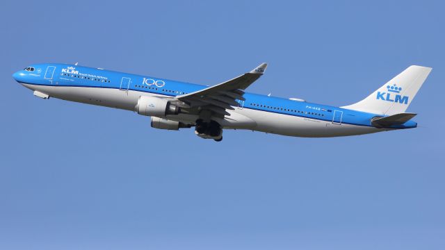 Airbus A330-300 —