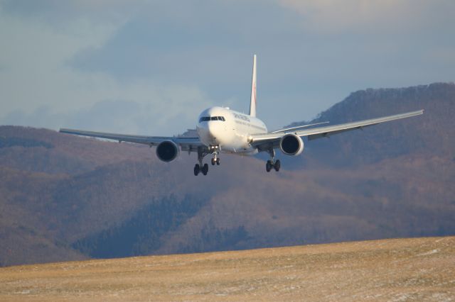 BOEING 767-300 (JA8986) - hakodate air port hokkaido japan