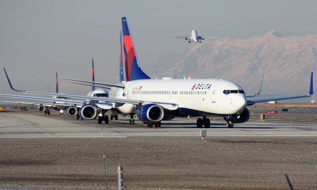 Boeing 737-800 (N377DE)