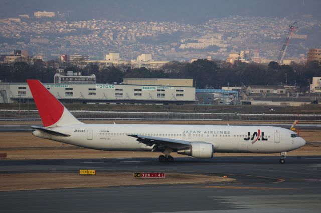 BOEING 767-300 (JA8988)