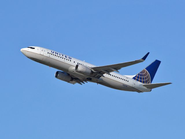 Boeing 737-800 (N14214)