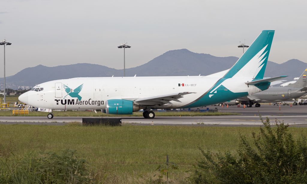Boeing 737-700 —