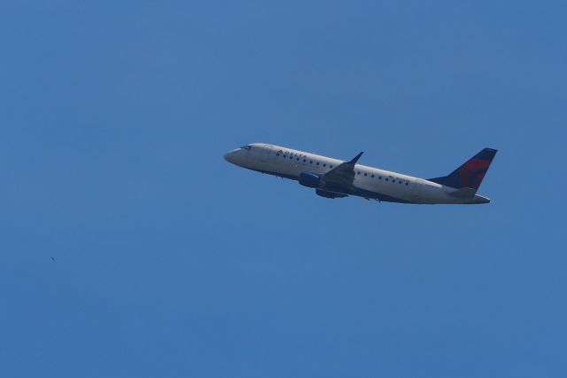 Embraer 170/175 (N220JQ)