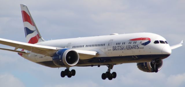 Boeing 787-9 Dreamliner (G-ZBKA) - A British Airways B787-9 on final approach into LHR, landing on runway 27R.br /br /Location: Northern Perimiter Road, beside Runway 27R.br /Date: 26.08.22 (dd/mm/yy).