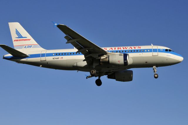 Airbus A319 (N744P) - Arriving KDCA on 10/31/2008.