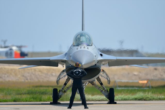 Lockheed F-16 Fighting Falcon (92-3886) - PACAF F-16 Demo Team inbr / Friendship Day MCAS Iwakuni 2012