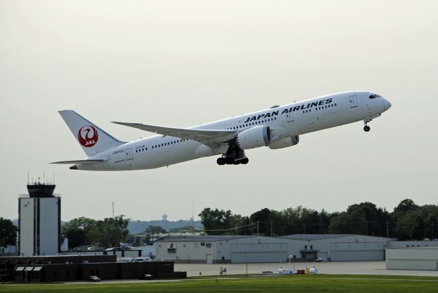 Boeing 787-9 Dreamliner (JA870J) - A rare sight in Des Moines. A charter flight operated by Japan Airlines departs to Tokyo (Haneda) with a brief stop at Chicago O'Hare. The flight was full of golf fans from Japan for the Principal Charity Classic in Des Moines. The flight came in a day prior direct from Tokyo (Narita). June 2, 2019.