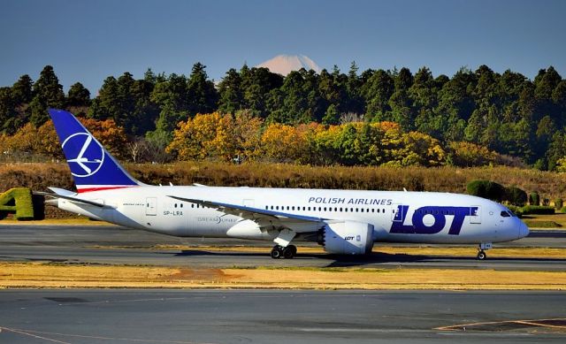 Boeing 787-8 (SP-LRA) - Fuji san Behind