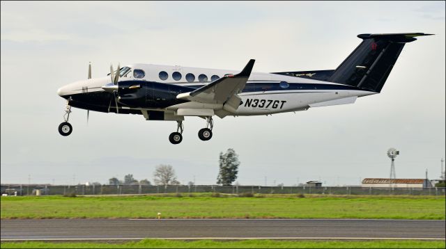 Beechcraft Super King Air 350 (N337GT) - WINGSPAN 7 landing at KMCE