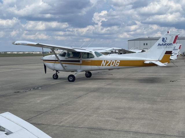 Cessna Skyhawk (N7DG) - N7DG mustard retro colors @KECG ramp.