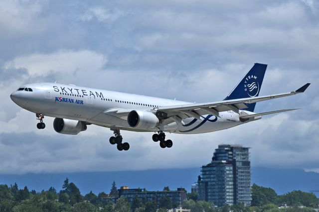 Airbus A330-200 (HL8212)