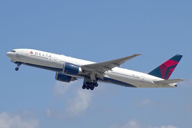 Boeing 777-200 (N701DN)