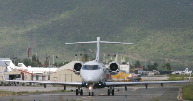 Bombardier Challenger 300 (N536FX)