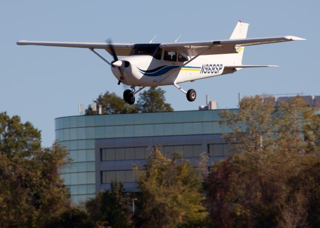 Cessna Skyhawk (N968SP) - Landing RW26.