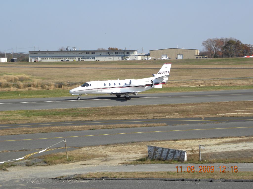 Cessna Citation Excel/XLS (N623QS) - N623QS landing on Runway 32 at KBLM