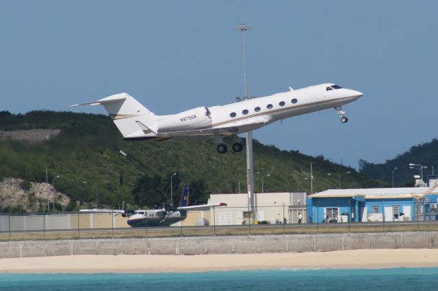 Embraer ERJ-135 (N975GR)