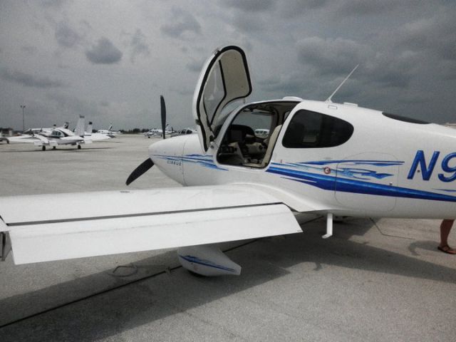 Cirrus SR-22 (N952RT)