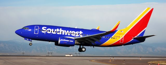 Boeing 737-700 (N728SW) - Landing on 16L.