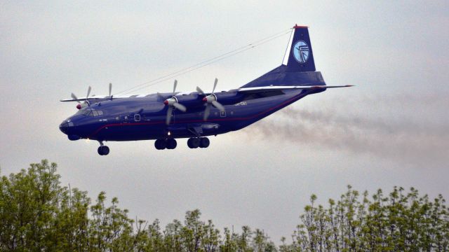 Antonov An-12 (UR-CNT)