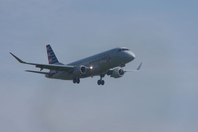 Embraer 170/175 (N246NN)