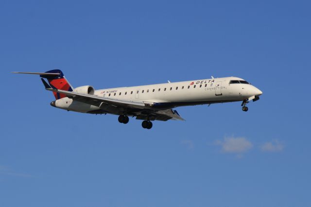 Canadair Regional Jet CRJ-700 (N738EV) - Arriving at Montréal-Trudeau on a Sunday evening