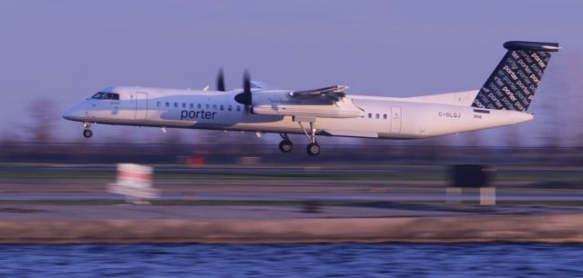 de Havilland Dash 8-400 (C-GLQJ)