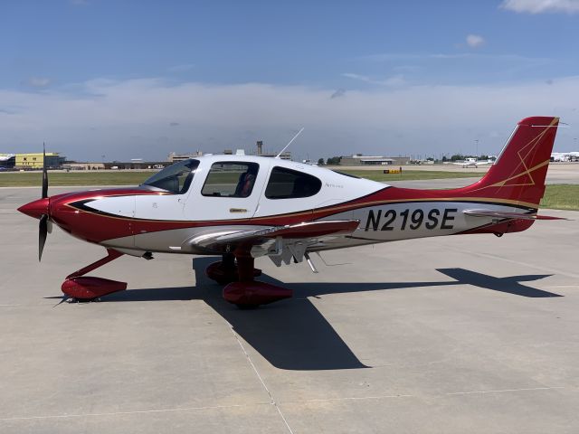 Cirrus SR-22 (N219SE) - Beautiful paint scheme. Taken while on the ramp at Atlantic Aviation - Will Rogers World Airport KOKC