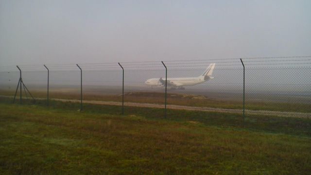 Airbus A340-200 (F-RAJB) -  Atterrissage de lAirbus A340-212 de la République Française (Présidentiel) dans le brouillard (Partie 3)