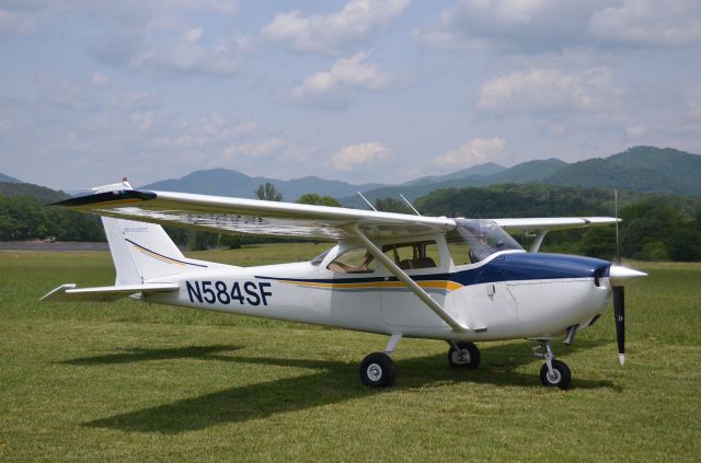 Cessna Skyhawk (N584SF) - N584SF at a private grass strip in Brasstown, NC on May 20, 2014.