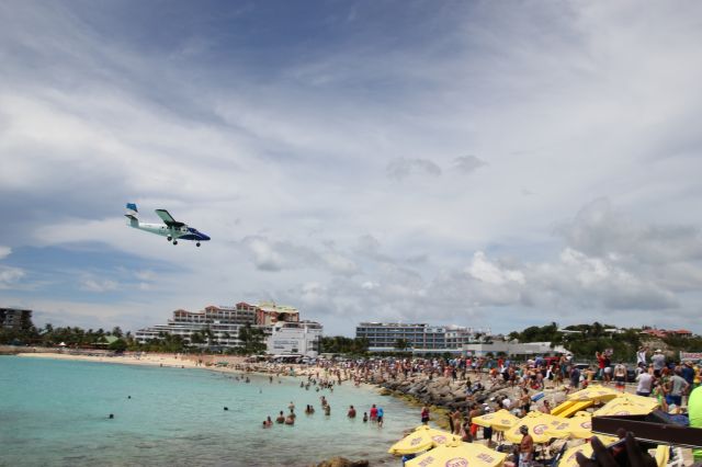 De Havilland Canada Twin Otter (PJ-WIJ) - Twin otter on final at SXM St Martin 