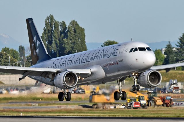 Airbus A320 (C-FDRH)