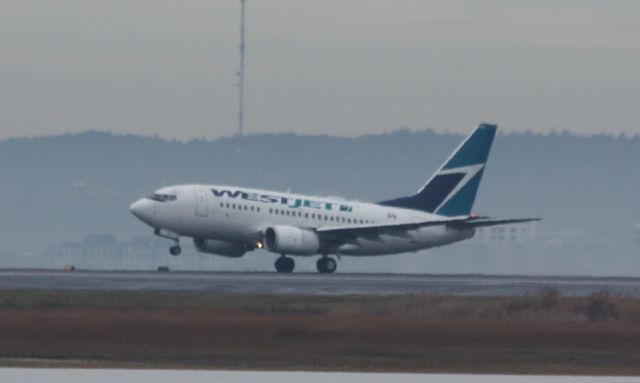 BOEING 737-600 (C-GWJU) - Weather diversion from NY Laguardia. Possibly a first visit by a B737-600 to Boston Logan!