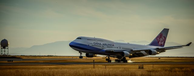 Boeing 747-400 (B-18208)