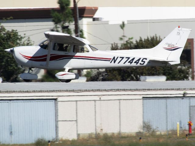Cessna Skyhawk (N7744S) - Taking off RWY 26R