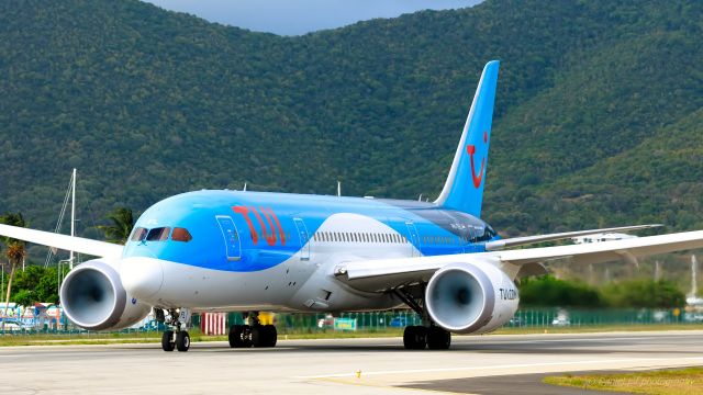 Boeing 787-8 (PH-TFL) - TUI departing St Maarten  on runway 28!!