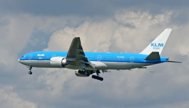 Boeing 777-200 (PH-BQM) - On short final for Rwy 1R.