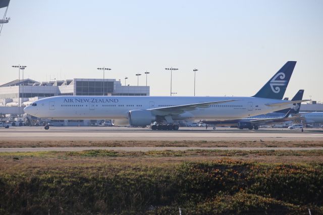 BOEING 777-300ER (ZK-OKM)