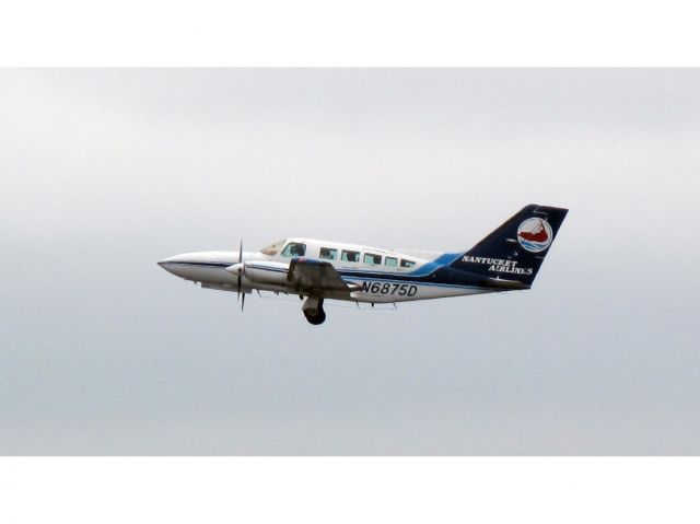 Cessna 402 (N6875D) - Take off RW06.