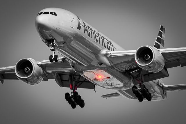 Boeing 777-200 (N778AN) - Arriving 17L