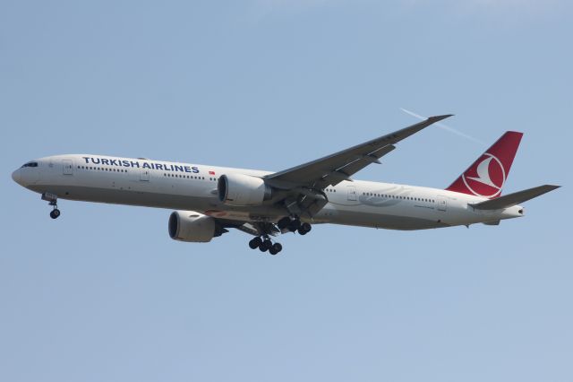 BOEING 777-300ER (TC-LKA)