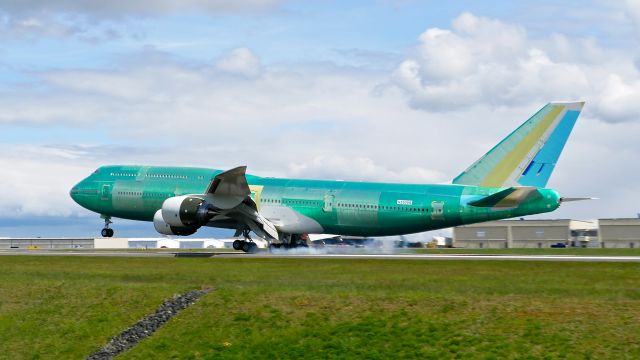 BOEING 747-8 (HL7643) - BOE59 makes tire smoke on landing Rwy 34L to complete a B1 flight on 4.28.17. (ln 1538 / cn 60410). The aircraft is using temp reg #N5509S.