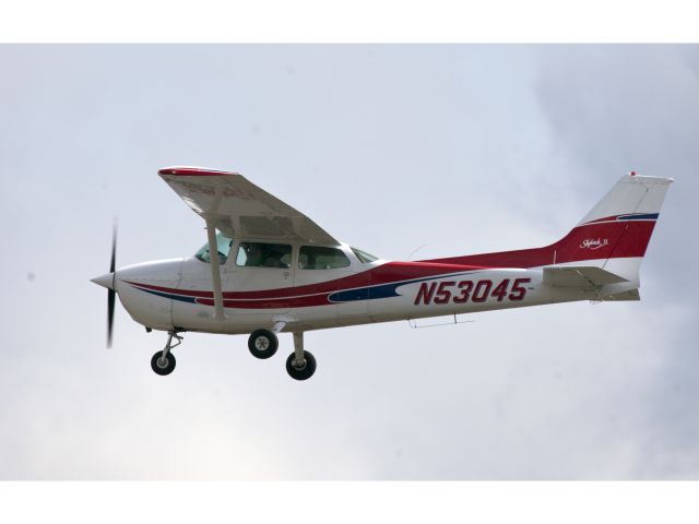 Cessna Skyhawk (N53045) - Take off RW32.