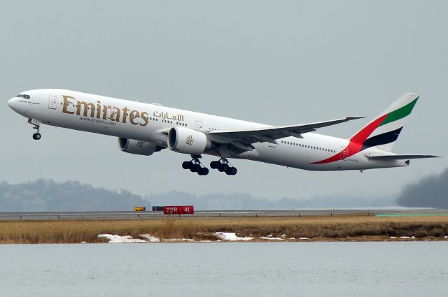 BOEING 777-300 (A6-ECG) - Emirates 240 to Dubai lifting off of 4R