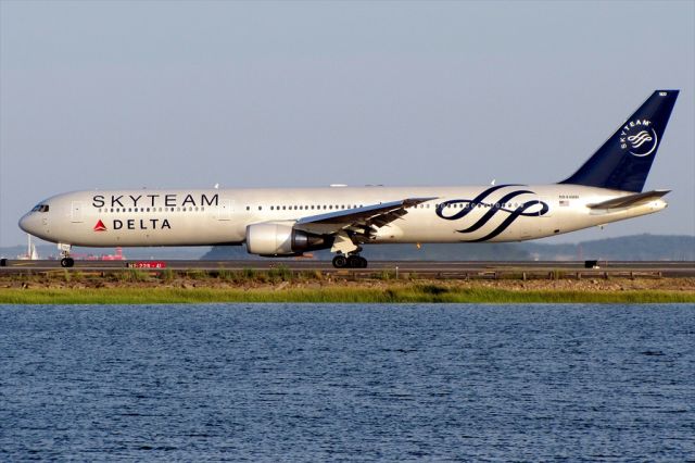 BOEING 767-400 (N844MH) - Delta 767 in Skyteam colors taxiing out on a late July afternoon.