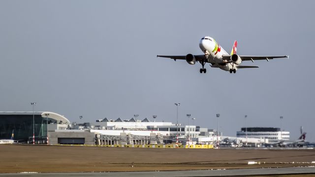 Airbus A320 (CS-TNG)