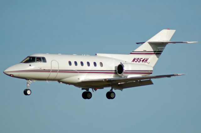 Hawker 800 (N954H) - Landing Baltimore 33L.