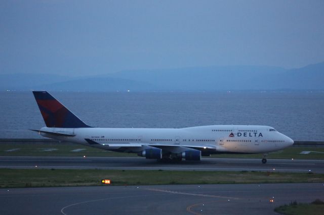 Boeing 747-400 (N676NW)