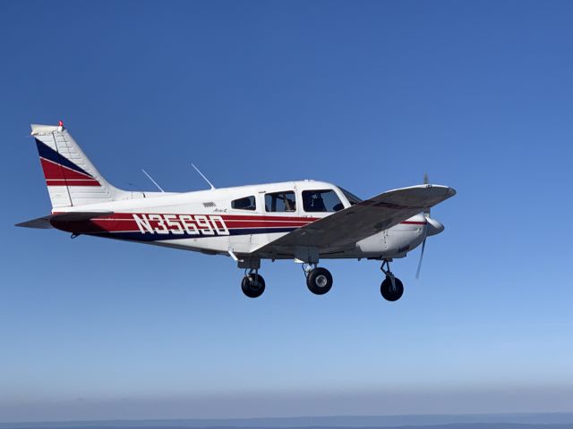 Piper Cherokee Arrow (N3569D)