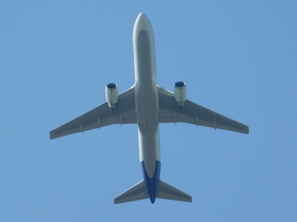 BOEING 767-300 (N275FE) - FDX398 departing Memphis International Airport to go to Miami International Airport 